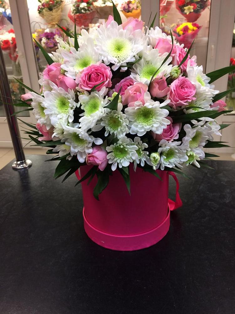 Цветочная композиция из Розы и Хризантемы в шляпной коробке в Красногвардейском Республика Крым