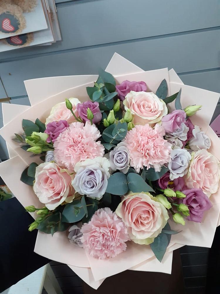 Букет цветов из: Розы, Гвоздики и Лизиантусы в Красногвардейском Республика Крым